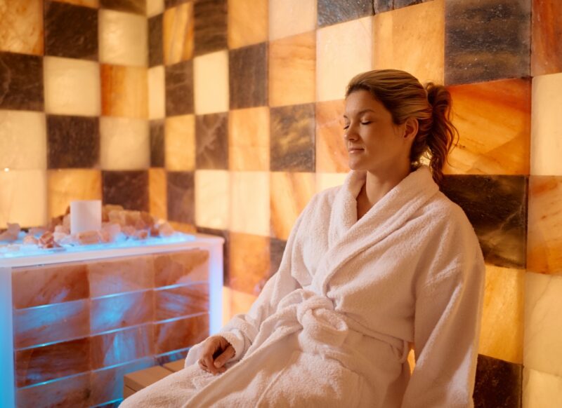 devojka uživa u slanoj sobi