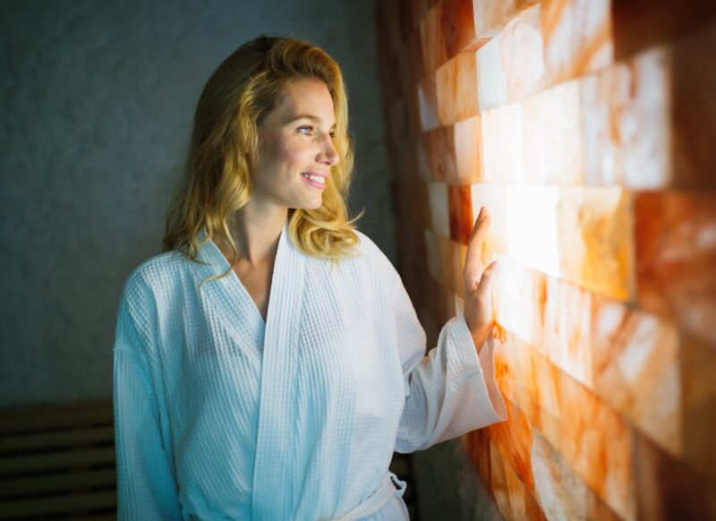 devojka u slanoj sobi